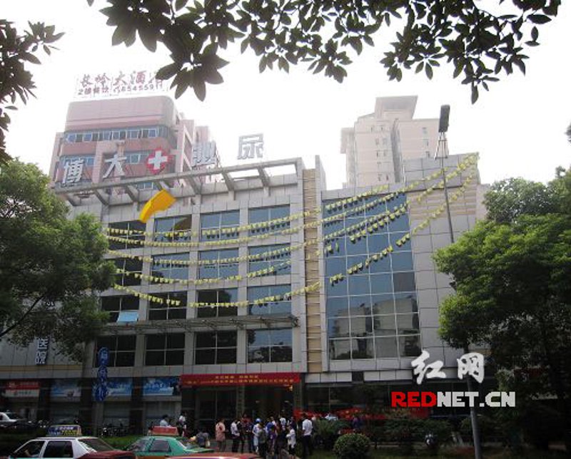 在长沙五洲泌尿专科医院,女性患者往往会对与自己性别不同的医生产生顾虑。然而,在这里,泌尿外科领域的一位杰出女性医生——李薇(化名)脱颖而出。