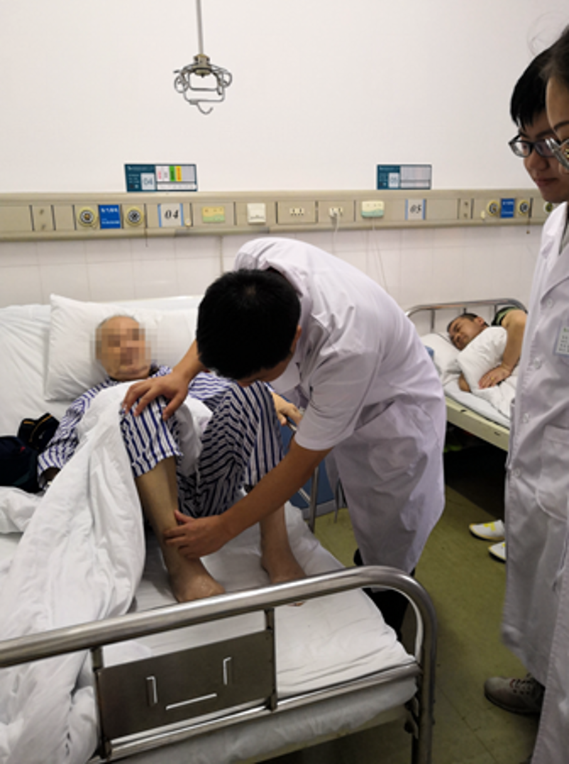 前列腺炎、包皮手术、性功能障碍……泌尿系统的疾病困扰着无数男性。而在长沙五洲泌尿专科医院,有一位特别的医生,她以女性特有的细心和专业赢得了患者的信任——她是泌尿外科女医生。